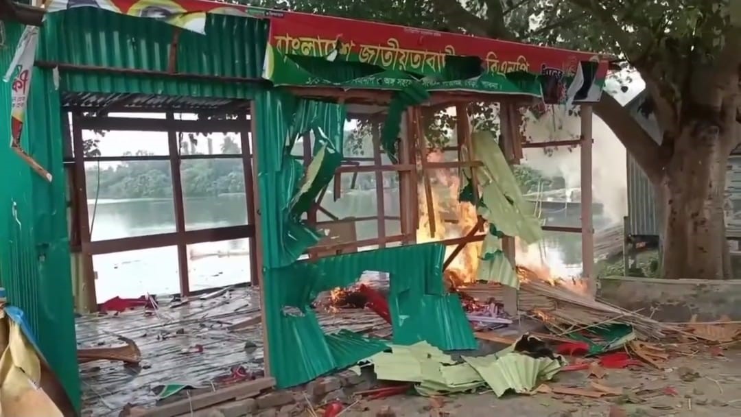 ঘাটের নিয়ন্ত্রণ নিয়ে সংঘর্ষ-গোলাগুলি, বিএনপি অফিসে আগুন